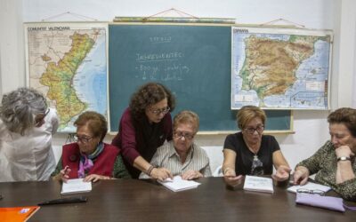 Los mayores del barrio de Colonia Requena de Alicante hacen la «vuelta al cole»